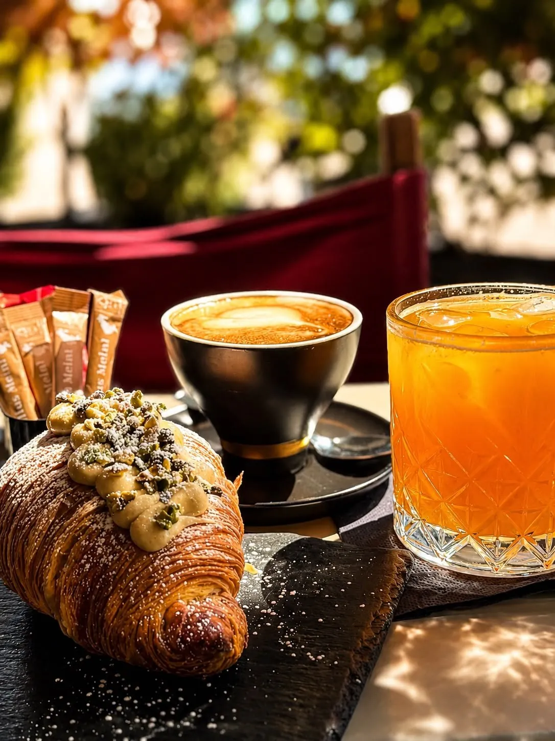 Un cappuccino, un cornetto al pistacchio e una spremuta d’arancia