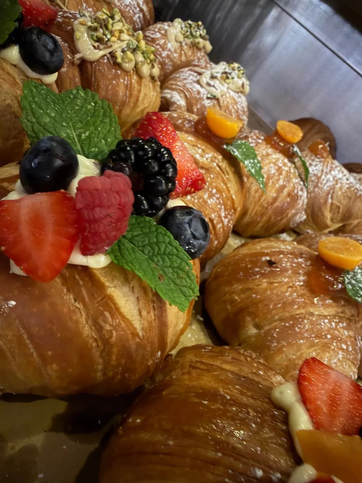 Cornetti glassati con frutti di bosco e foglie di menta