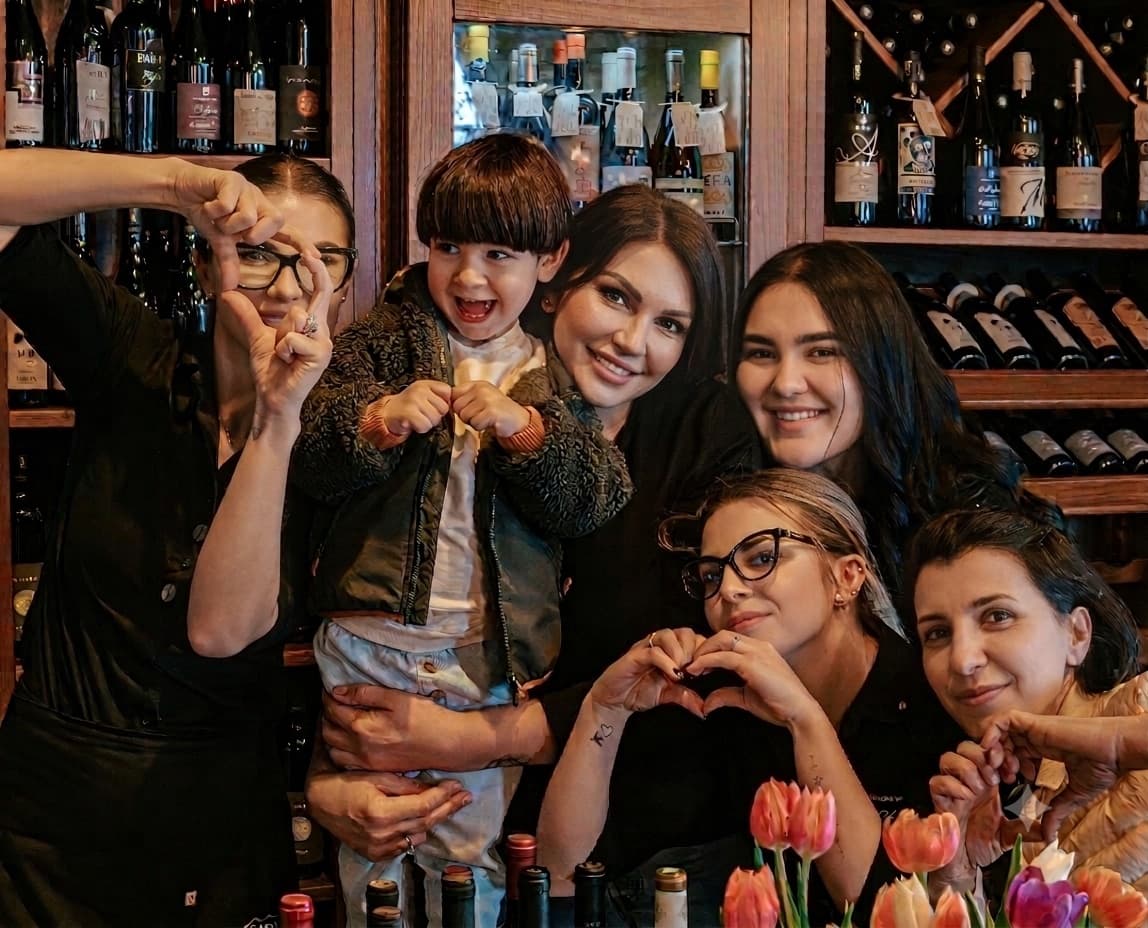 Lo staff del Bar Lison dietro al bancone